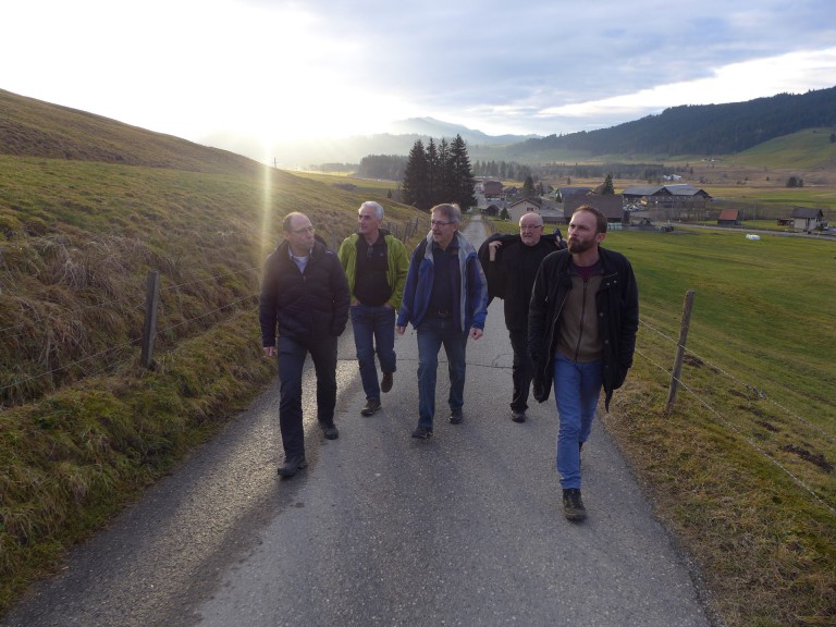 Auf dem Anstieg zum Katzenstrick (von links): Edi Wigger, Hubert Aregger, Hans Moos, Toni Schwingruber und Viktor Diethelm. | © 2015 Dominik Thali