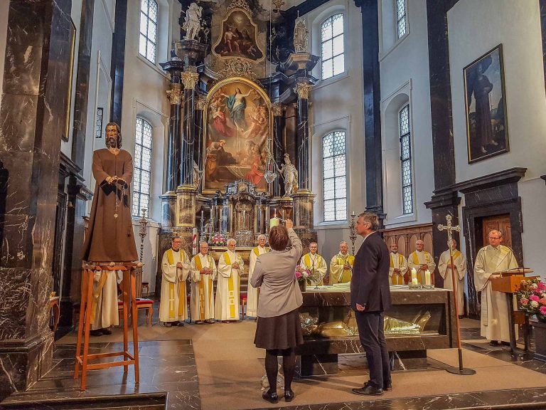 Synodalratspräsidentin Renata Asal-Steger entzündet in der Sachsler Pfarrkirche die Luzerner Standeskerze. | © 2017 Joseph Durrer