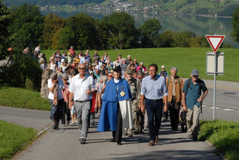 Unterwegs bei strahlendem Wetter – Die Pilgerinnen und Pilger folgen der Delegation der Luzerner Regierung mit der Standesweibelin von Sachseln nach Flühli. | © 2019 Tatjana Troxler