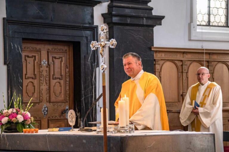 Bischofsvikar Hanspeter Wasmer stand dem Gottesdienst in der Pfarrkirche Sachseln vor.  | © 2023 Roberto Conciatori
